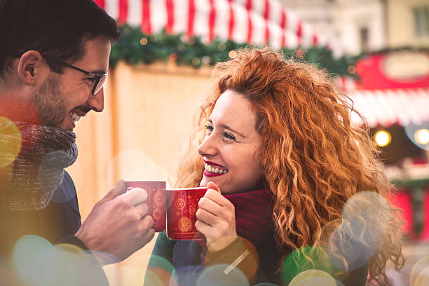 jovem casal na cidade durante o natal bebe café quente - coffee couple italy drinking - fotografias e filmes do acervo