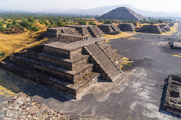 piramidi di teotihuacán, messico - teotihuacan foto e immagini stock