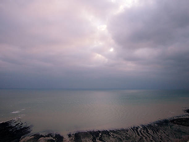 blue sea and stormy sky - doremi imagens e fotografias de stock