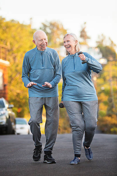 casal andando juntos fora - pair couple cheerful laughing - fotografias e filmes do acervo