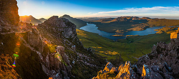 epicki wschód słońca nad szczytami highland glens lochy pustyni panorama szkocji - loch assynt obrazy zdjęcia i obrazy z banku zdjęć