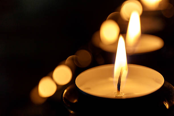 velas de té en la iglesia - tea light fotografías e imágenes de stock