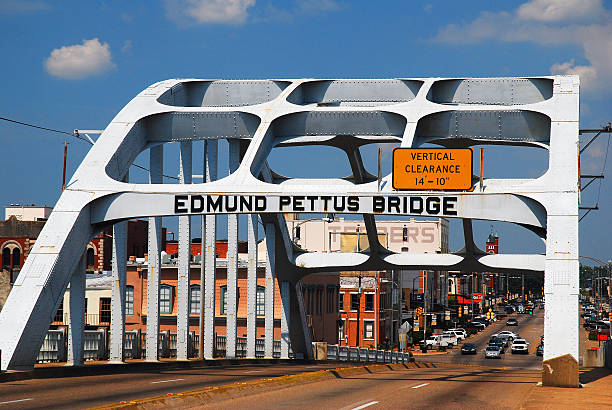 Edmund Pettus Bridge Selma, Alabama The Edmund Pettus Bridge, in Selma, Alabama was the scene of violent clashes as Martin Luther King led a march from Selma to Montgomery martin luther king jr images stock pictures, royalty-free photos & images