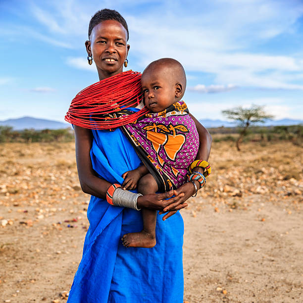 그녀의 아기를 운반 하는 젊은 아프리카 여성, kenya, 동 아프리카 - africa masai african culture african descent 뉴스 사진 이미지