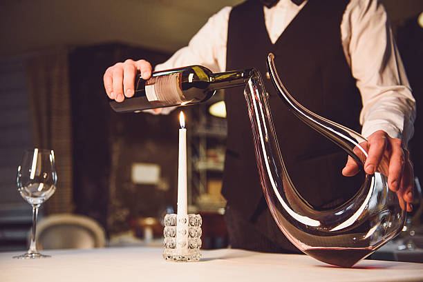 sposób serwowania szkarłatnego wina - wine decanter elegance pouring zdjęcia i obrazy z banku zdjęć