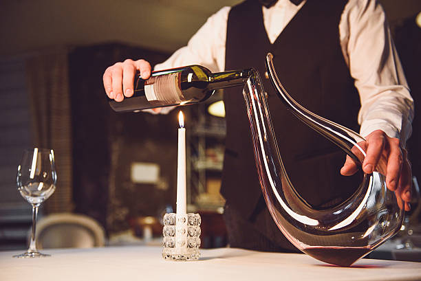 maneira de servir vinho escarlate - wine decanter elegance pouring - fotografias e filmes do acervo