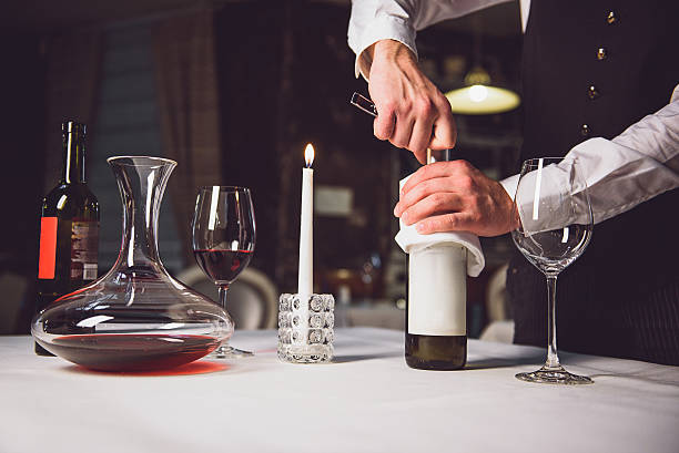 butelka otwierająca białe wino - wine decanter elegance pouring zdjęcia i obrazy z banku zdjęć