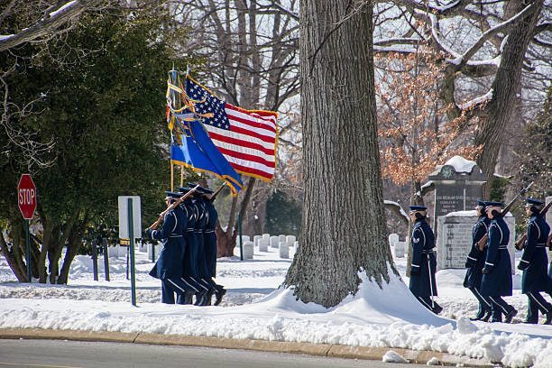 アーリントン国立墓地での軍事葬儀中に名誉警備隊が行進 - arlington national cemetery virginia cemetery american flag ストックフォトと画像