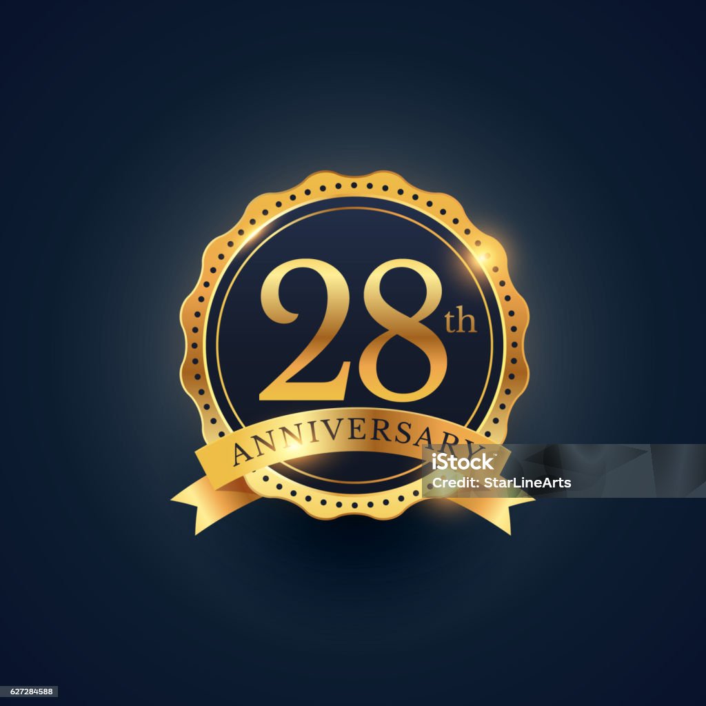Étiquette de badge de célébration du 28e anniversaire en couleur dorée - clipart vectoriel de 25-29 ans libre de droits