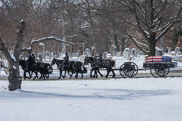 アーリントン国立墓地でカイソンを引っ張る馬に乗った名誉警備員 - arlington national cemetery virginia cemetery american flag ストックフォトと画像