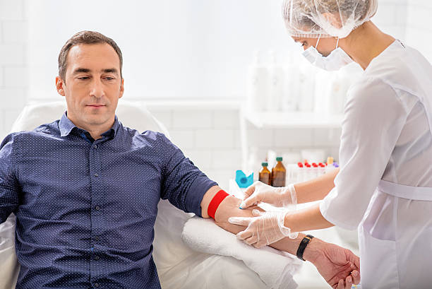 medizinischer mitarbeiter, der sich einer sammelanalyse unterzieht - human cardiovascular system fotos stock-fotos und bilder