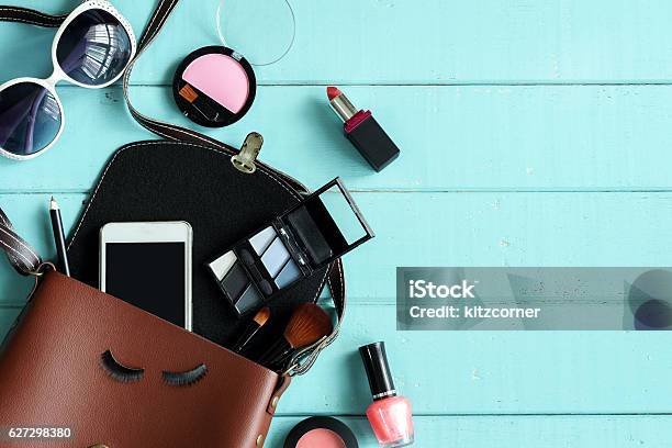 Mode Frau Essentials Und Accessoires Auf Holzhintergrund Stockfoto und mehr Bilder von Handtasche