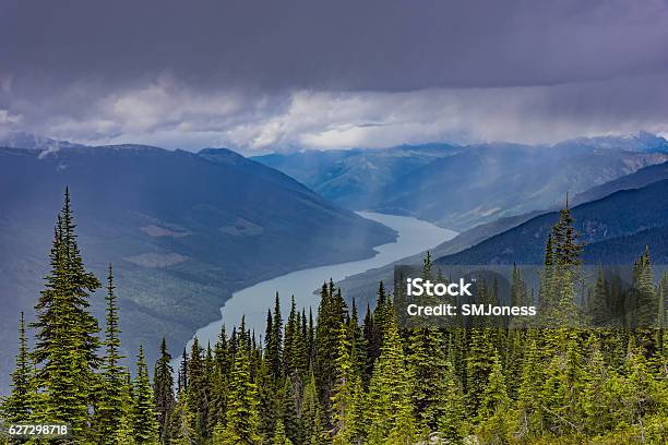 Photo libre de droit de Lac Revelstoke À Partir Du Mont Revelstoke Colombiebritannique Canada banque d'images et plus d'images libres de droit de Colombie-Britannique