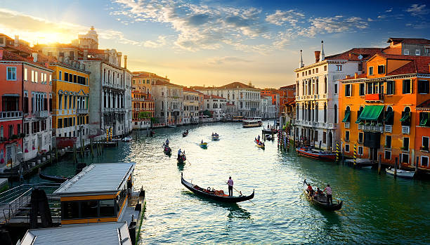 grand canal al atardecer - venecia italia fotografías e imágenes de stock