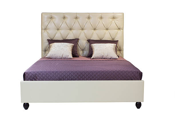 двуспальная кровать изолирована над белым - bedder стоковые фото и изображения