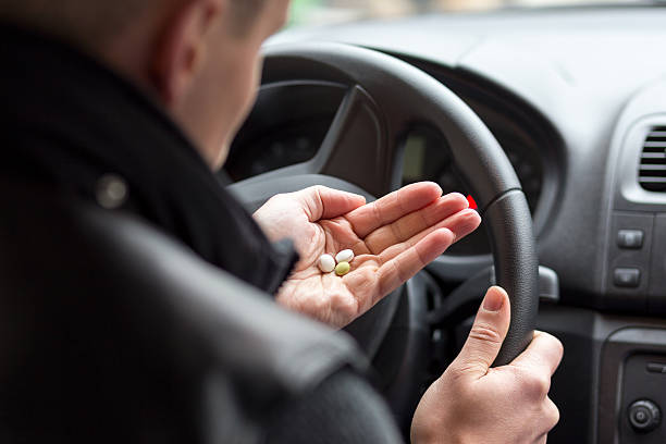 homme prenant la drogue - reckless driving photos et images de collection