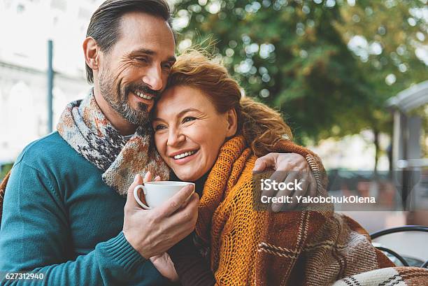 Hübsche Seniorliebhaber Umarmen Vor Freude Stockfoto und mehr Bilder von Älteres Paar - Älteres Paar, Paar - Partnerschaft, Erwachsener über 40