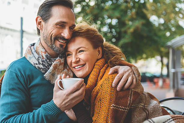 amantes de la tercera edad abrazados de alegría - restaurant sitting adult beauty fotografías e imágenes de stock