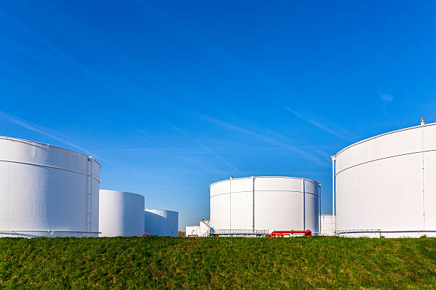 biały zbiorniki w tank zagroda z błękitnego nieba - storage tank silo chemical factory zdjęcia i obrazy z banku zdjęć