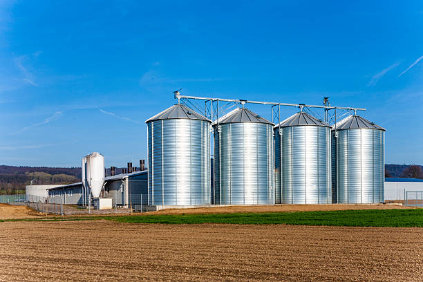 silo nel bellissimo paesaggio dal sole - silo foto e immagini stock