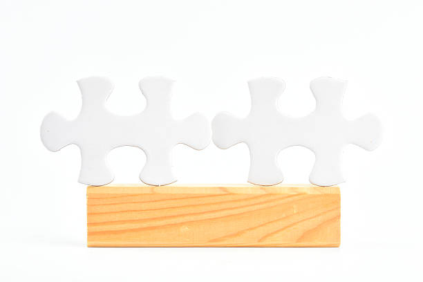 木のブロックの上に立っているパズルのピース - block puzzle organization solution ストックフォトと画像