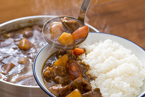 beef curry - koperen pan stockfoto's en -beelden