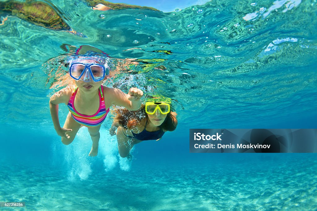 Madre con niño nadar bajo el agua con diversión en el mar - Foto de stock de Buceo con tubo libre de derechos