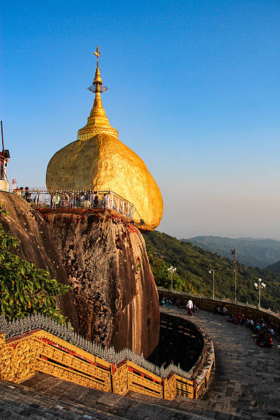 golden rock (kyaiktiyo), myanmar  - shwedagon pagoda yangon sunset pagoda - fotografias e filmes do acervo