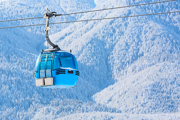 bansko funivia cabina e neve vette, bulgaria - bansko foto e immagini stock