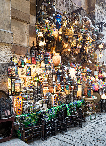 linternas de cobre iluminadas apiladas, bazar khan el khalili, el cairo, egipto - el khalili fotografías e imágenes de stock