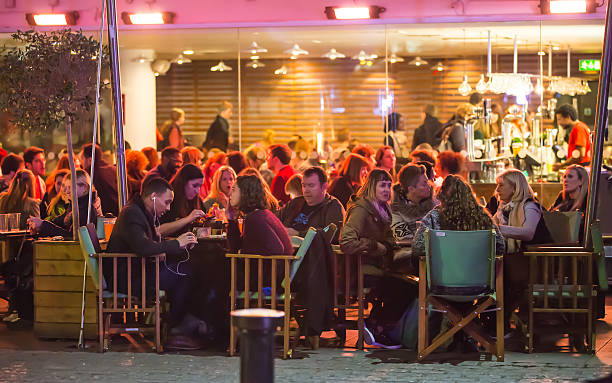 pessoas no restaurante, bem iluminadas fora do terraço. londres - editorial europe food drink - fotografias e filmes do acervo