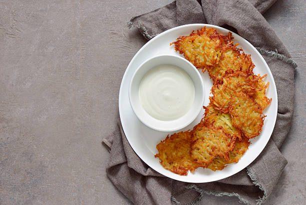 latkes mit saurer sahne - hanukkah loaf of bread food bread stock-fotos und bilder