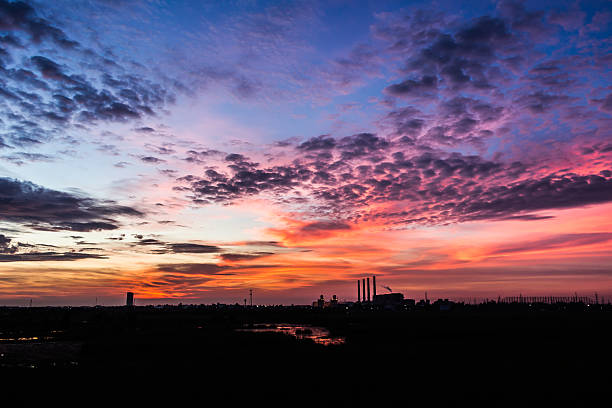 céu noturno na área industrial - vapor trail night sky sunset - fotografias e filmes do acervo