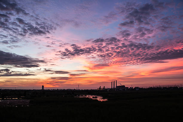 céu noturno na área industrial - vapor trail night sky sunset - fotografias e filmes do acervo