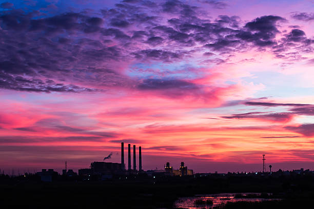 abendhimmel im industriegebiet - vapor trail sky night sunset stock-fotos und bilder