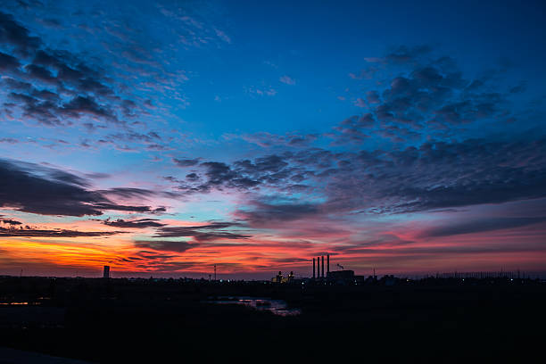 céu noturno na área industrial - vapor trail night sky sunset - fotografias e filmes do acervo