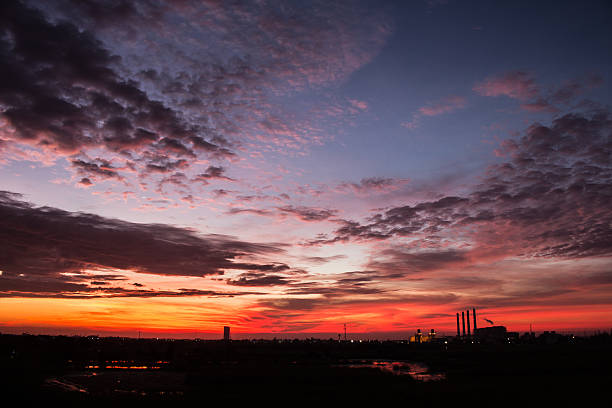 céu noturno na área industrial - vapor trail night sky sunset - fotografias e filmes do acervo