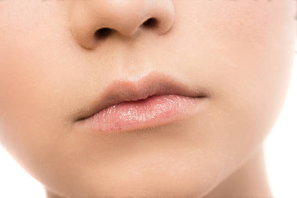 Portrait de belle jeune femme brune avec des visage. Isolé - Photo