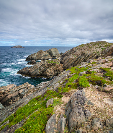 Enormes rocas, afloramientos de rocas a lo largo de la costa del Cabo Bonavista, Terranova, Canadá. photo