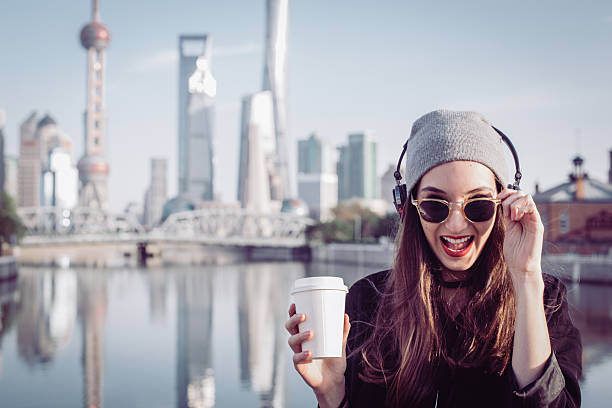 chica en la pausa para el café - grand river audio fotografías e imágenes de stock