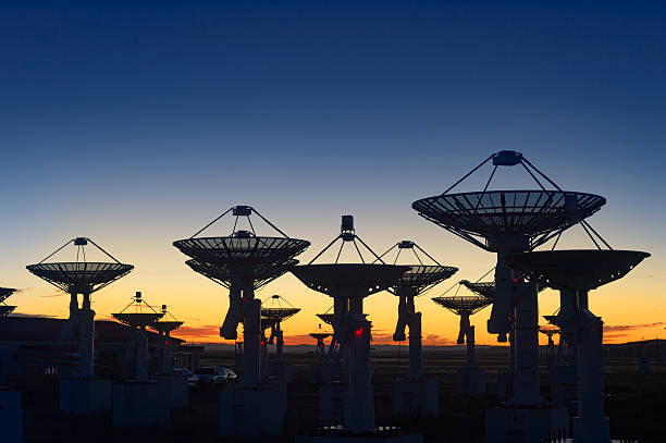 antena obserwatorium o zachodzie słońca - antena satelitarna zdjęcia i obrazy z banku zdjęć