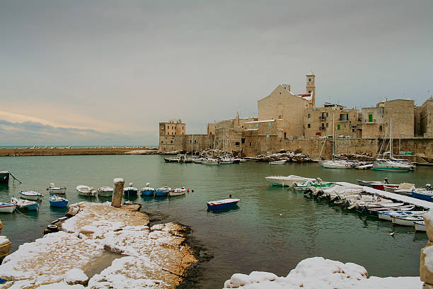 바다 경치를 winter.giovinazzo 하버: 스노이 절벽 도킹된 boats.italy (apulia) - pollock trawler 뉴스 사진 이미지