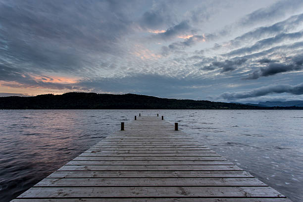 мирное тинмут на озеро уиндермер, великобритания озёрный край - ambleside стоковые фото и изображения