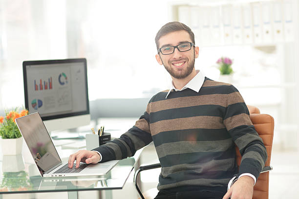 istock Successul business man working in an modern sunny office. Analyz 627355098