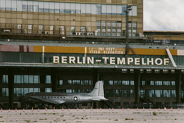 berlin tempelhof airport - blokkade van berlijn stockfoto's en -beelden