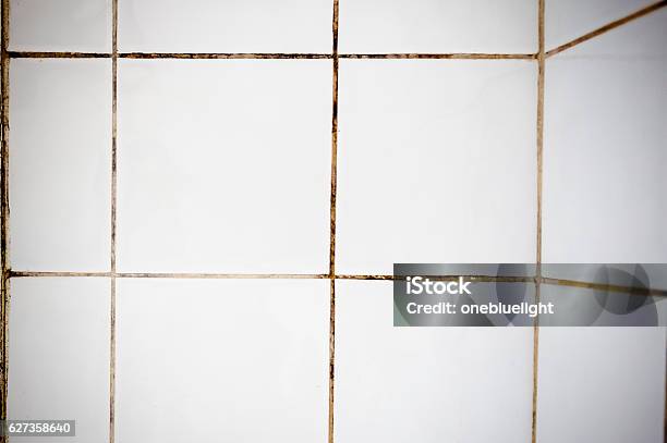 Gereinigt Im Vergleich Zu Dirty Grout Badezimmerfliesen Stockfoto und mehr Bilder von Mörtel