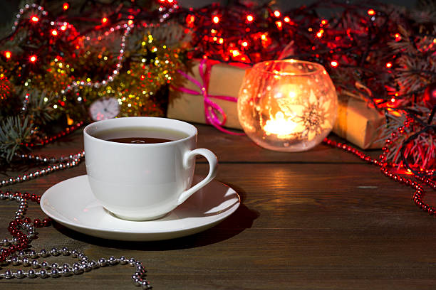 taza de té en un fondo juguetes de navidad - texas tea fotografías e imágenes de stock