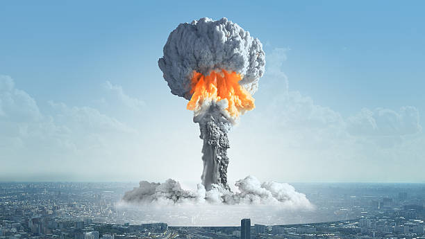 la explosión de una bomba nuclear en la ciudad. - bomba atomica fotografías e imágenes de stock