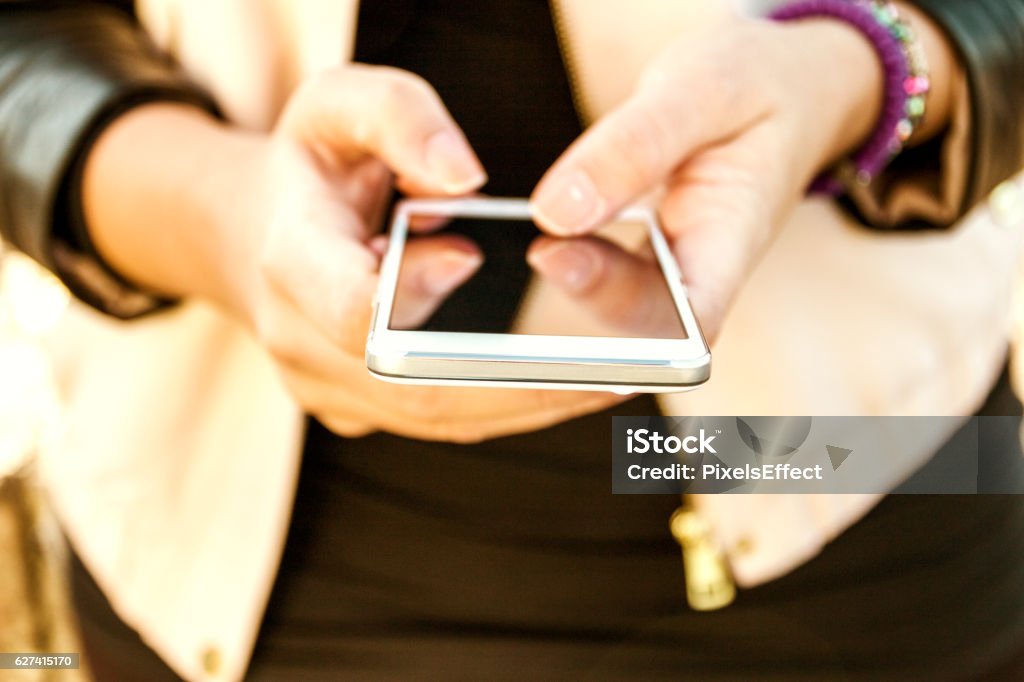 Foto von einer Frau mit Smartphone  - Lizenzfrei Am Telefon Stock-Foto