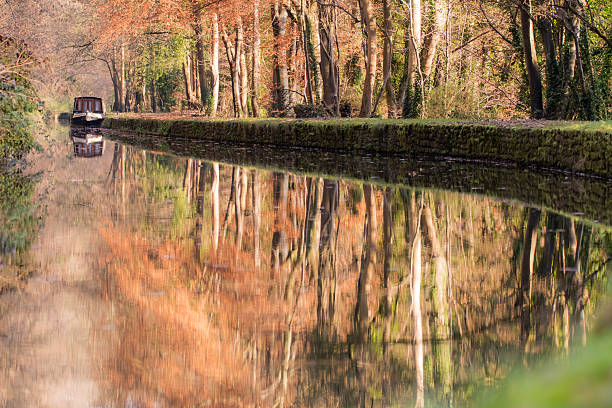 schmales boot auf kennet und avon canal im herbst - narrow boat stock-fotos und bilder